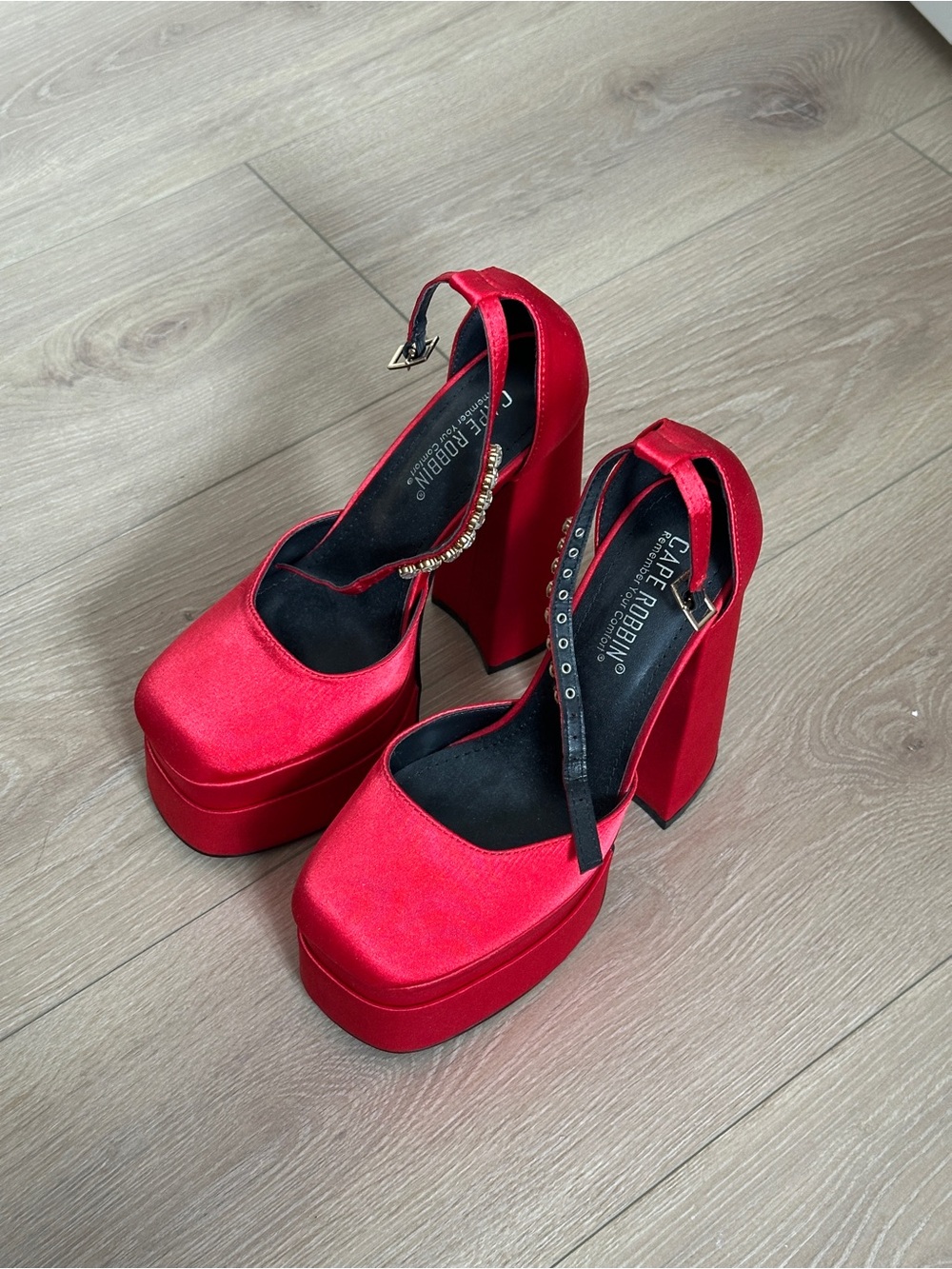 Cape Ribbon Size 5 Red Platform Heels